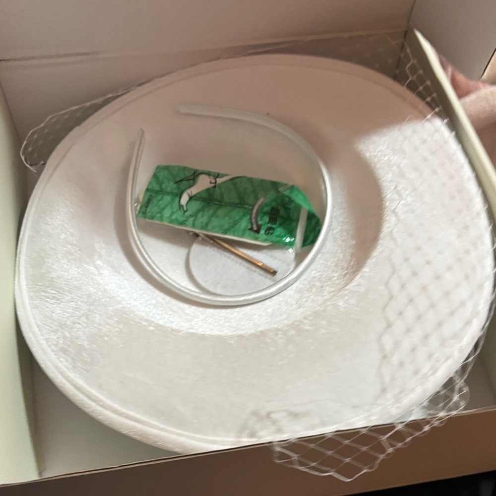 Elegant White Hat with Veil